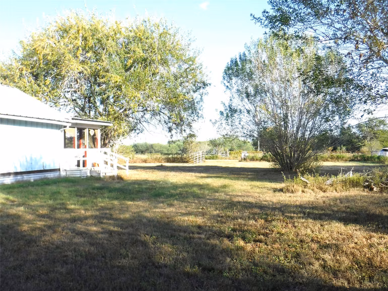 Photo 5 of 1142 Chestnut Lane, Wallis, TX