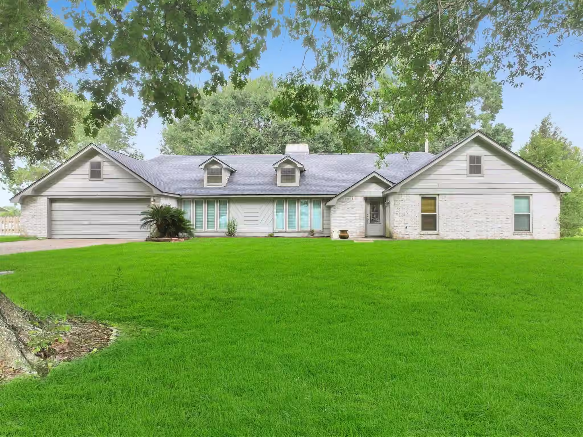 Photo 2 of 829 S Van Ostrand Avenue, Winnie, TX