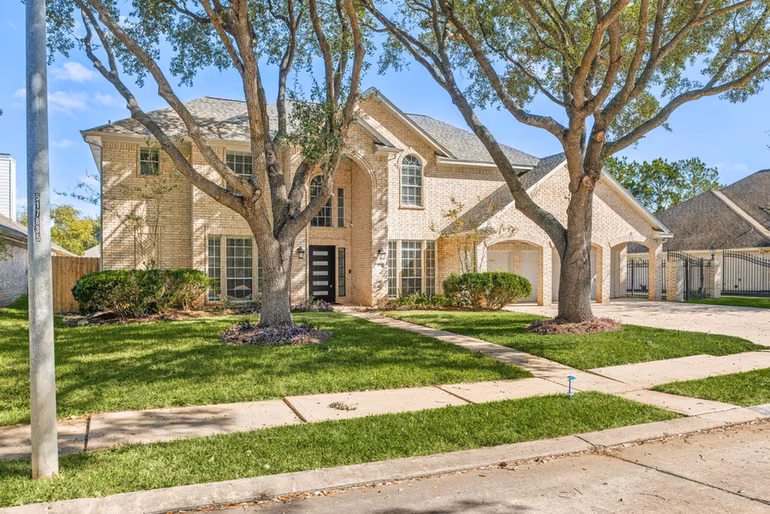 Photo 4 of 14910 Lake Woodbridge Court, Sugar Land, TX