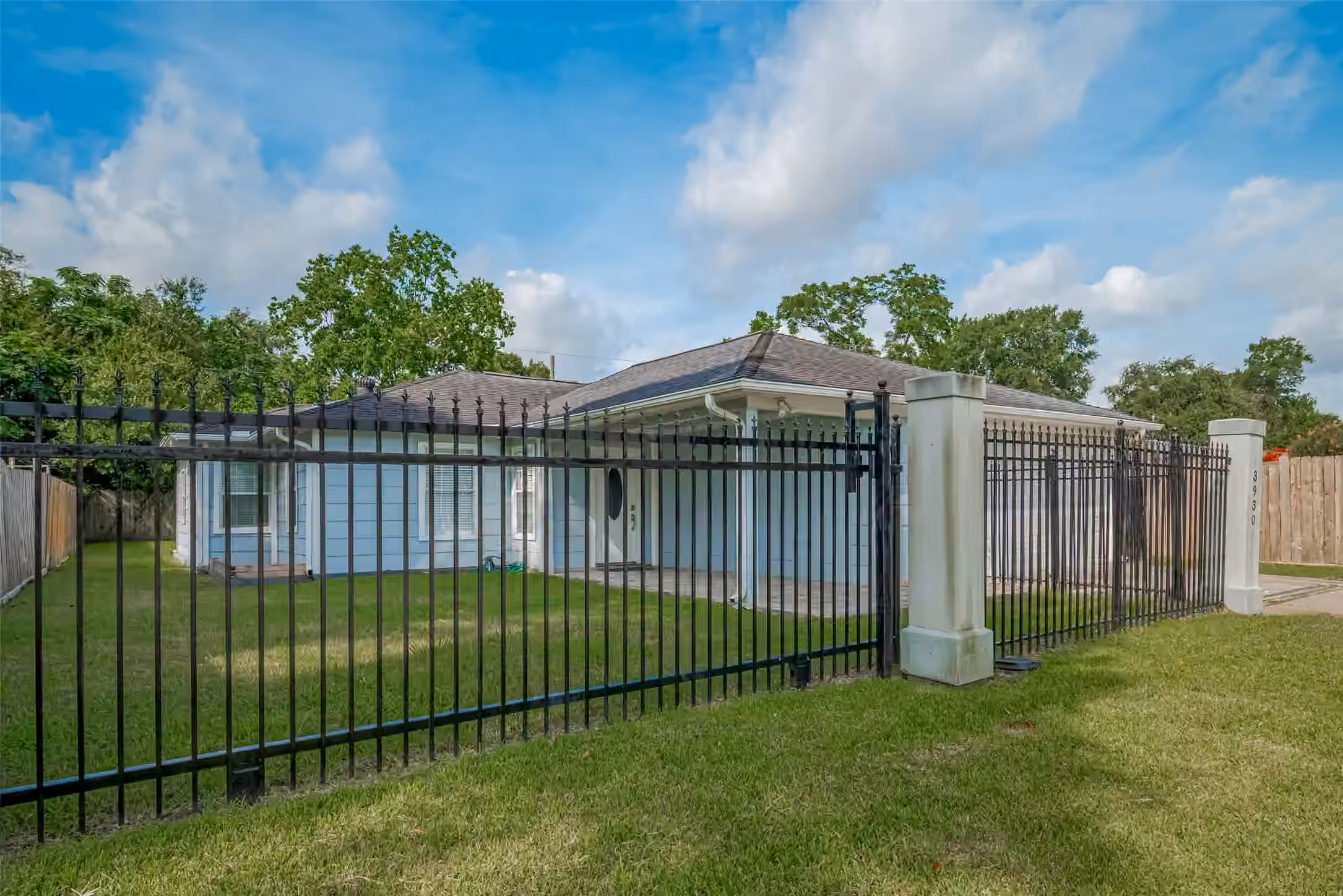 Photo 3 of 3930 Daphne Street, Houston, TX