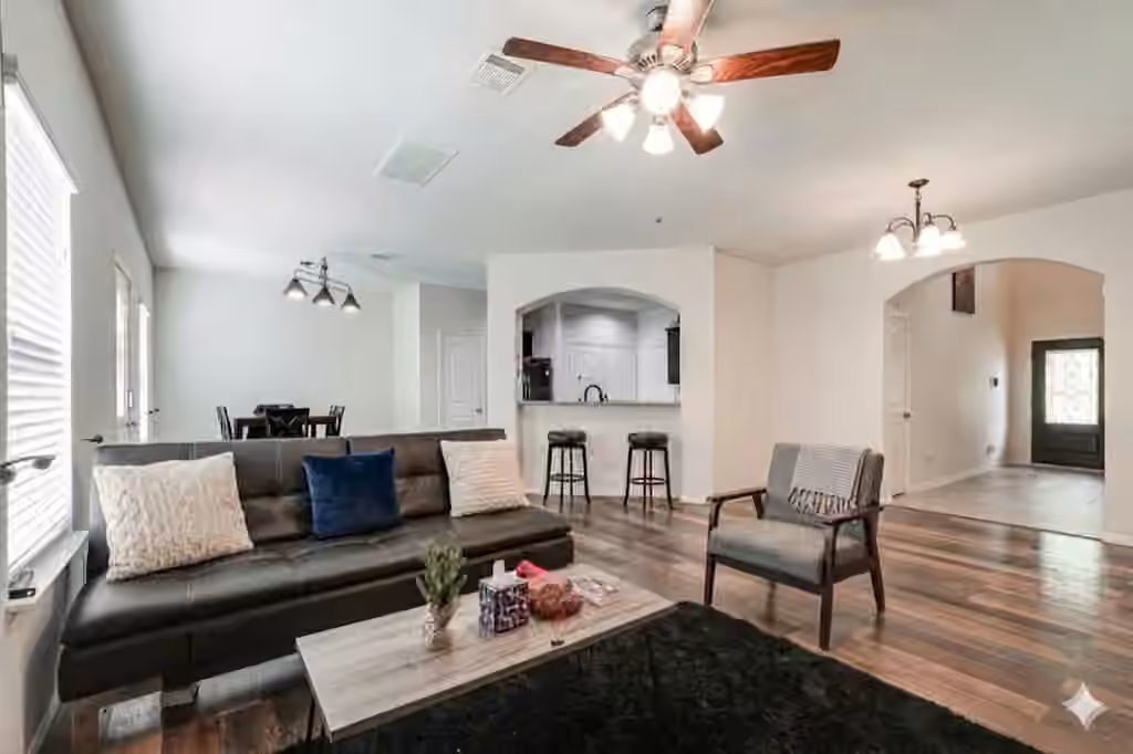 Photo 3 of 901 Jefferson Avenue, Cleveland, TX