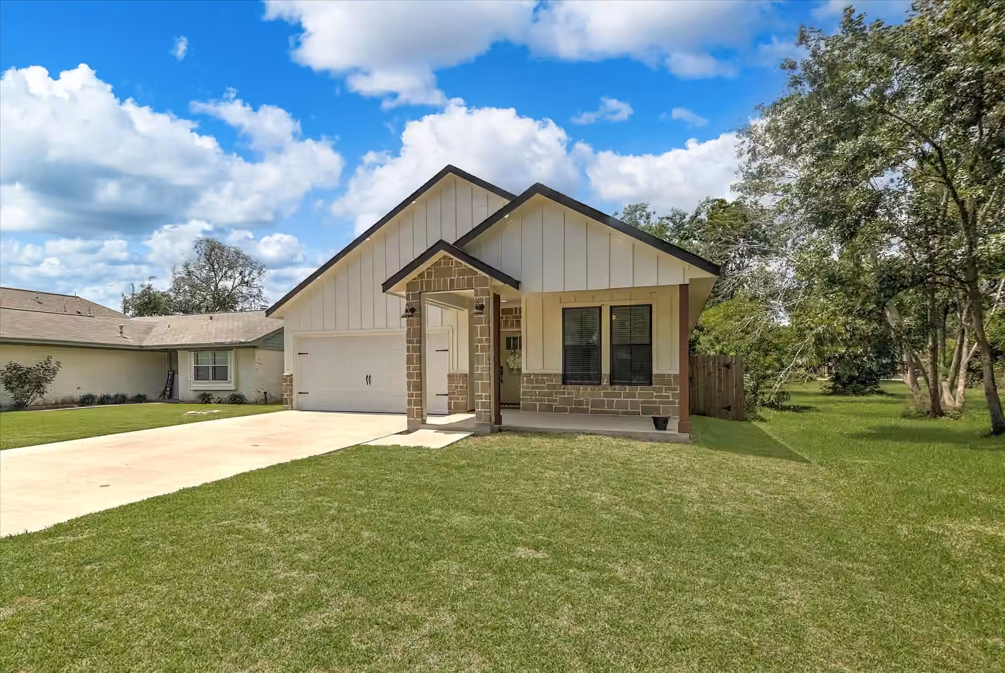 Photo 2 of 502 S Carroll Street, La Porte, TX