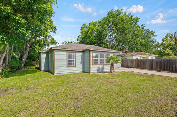 Photo 3 of 7614 Darnay Dr Drive, Houston, TX