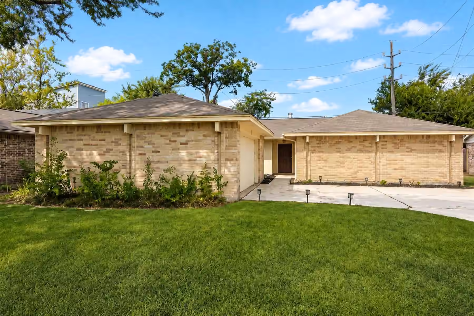 Photo 2 of 10411 Rabbit Oak Drive, Houston, TX