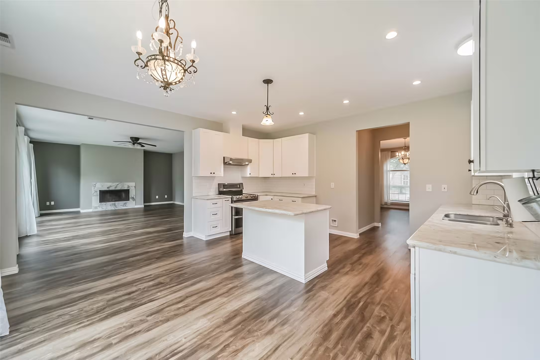 Photo 4 of 6219 Summerville Lane, Houston, TX