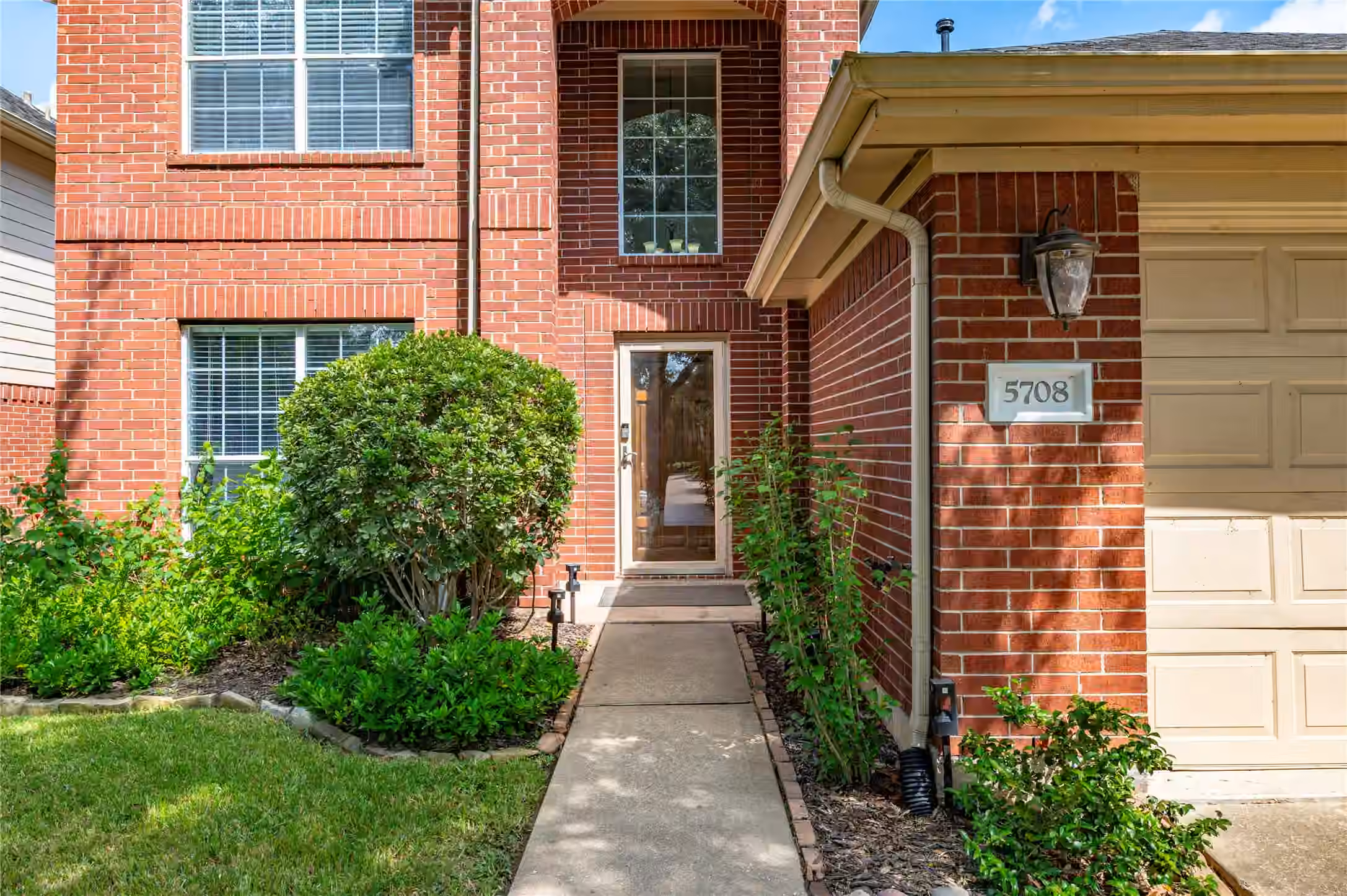 Photo 3 of 5708 Montclair Hill Lane, Rosharon, TX