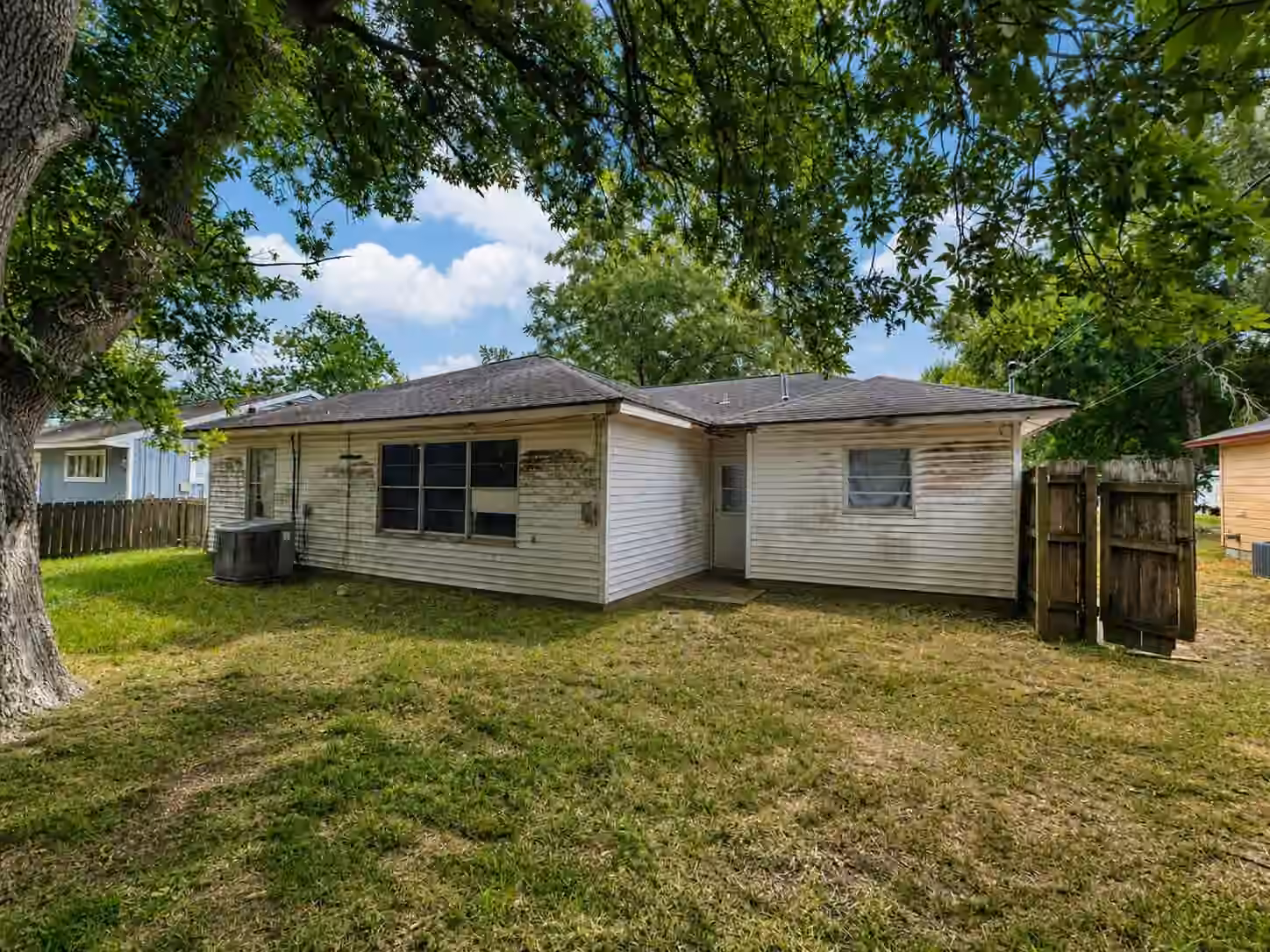 Photo 5 of 1101 Southampton Dr, Angleton, TX