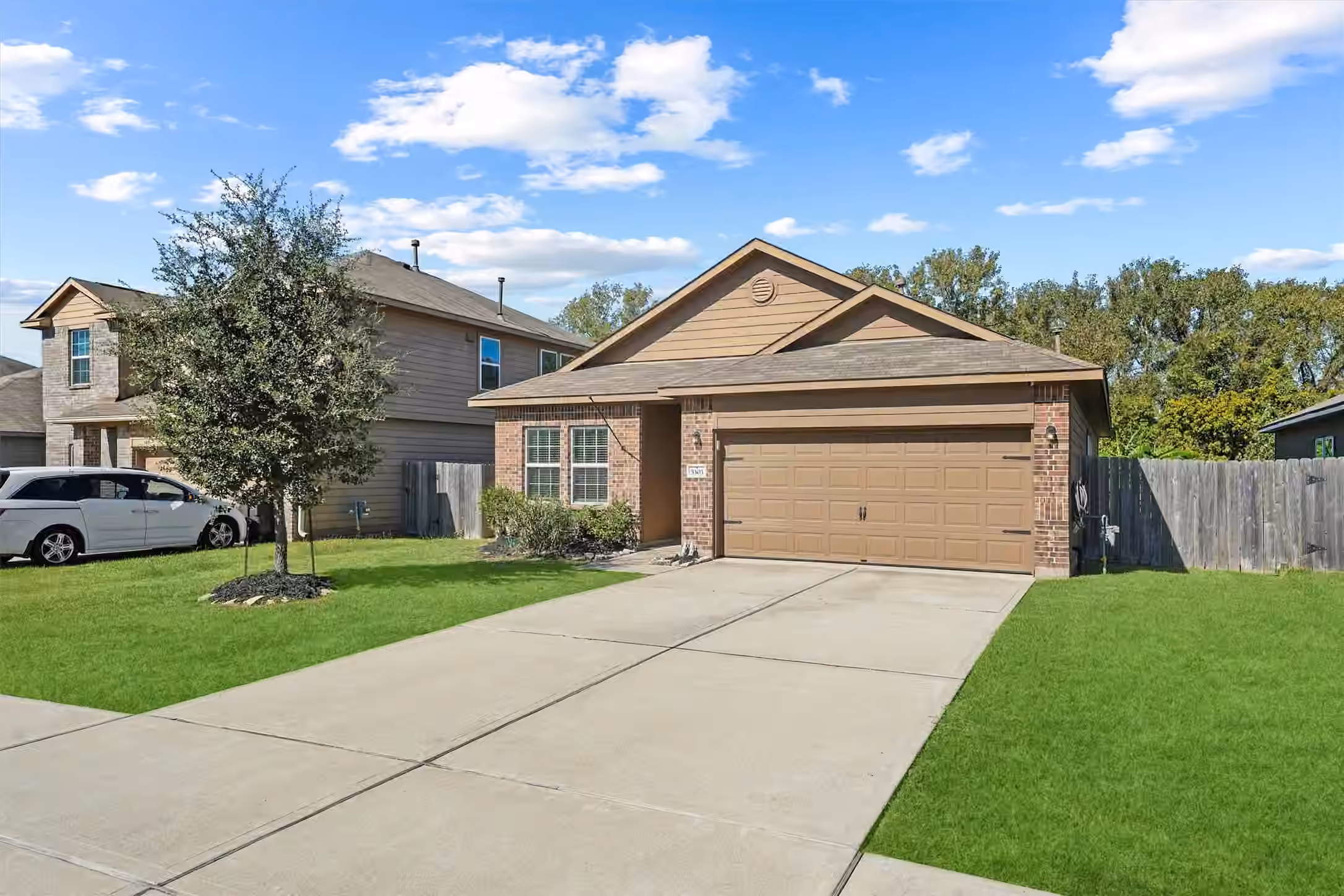 Photo 2 of 5303 Rivers Edge Drive, Richmond, TX