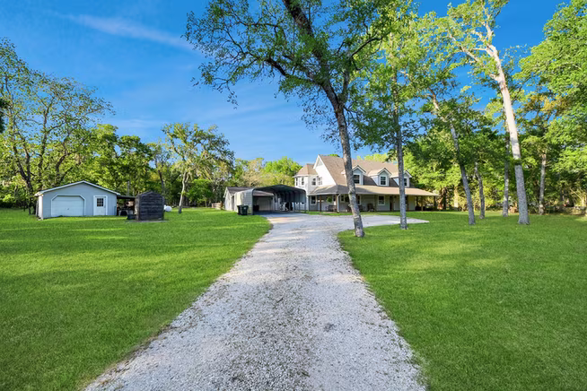 Photo 6 of 20202 Deer Run Road, Damon, TX