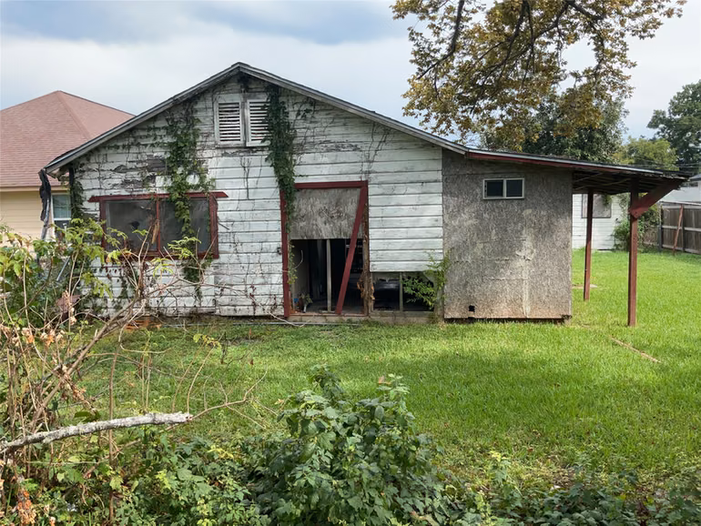 Photo 4 of 213 E Bernard Street, Clute, TX