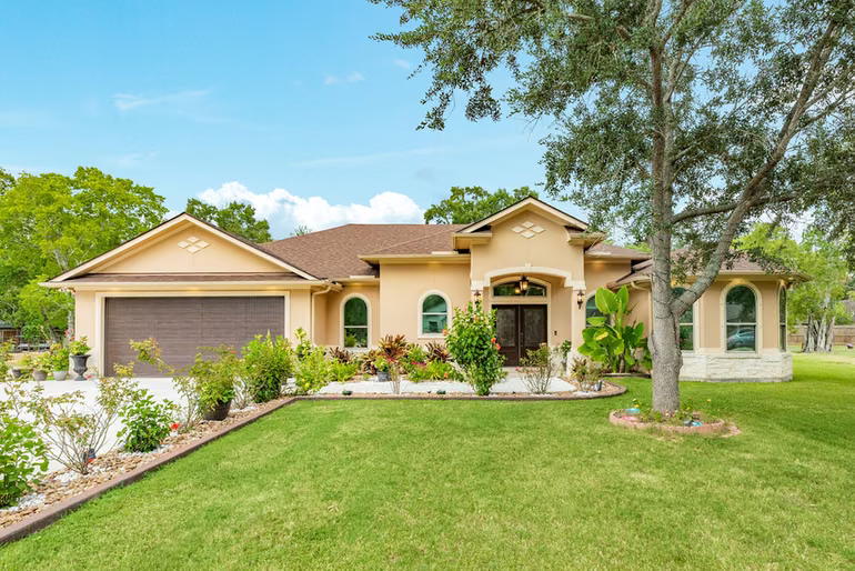 Photo of 309 Hickman Ln, Angleton, TX 77515