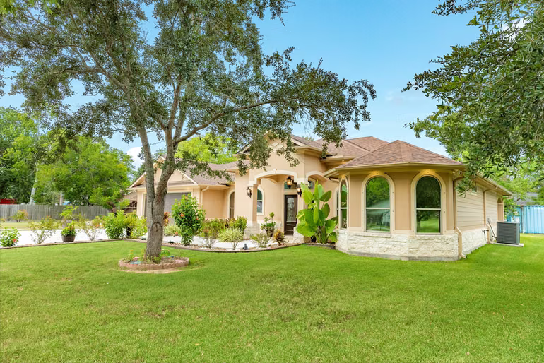 Photo 2 of 309 Hickman Ln, Angleton, TX