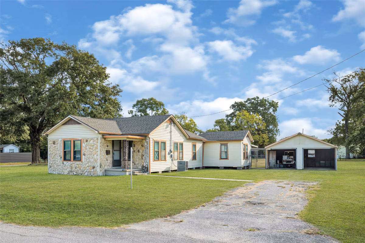 Photo of 203 S 6th Street, Highlands, TX 77562