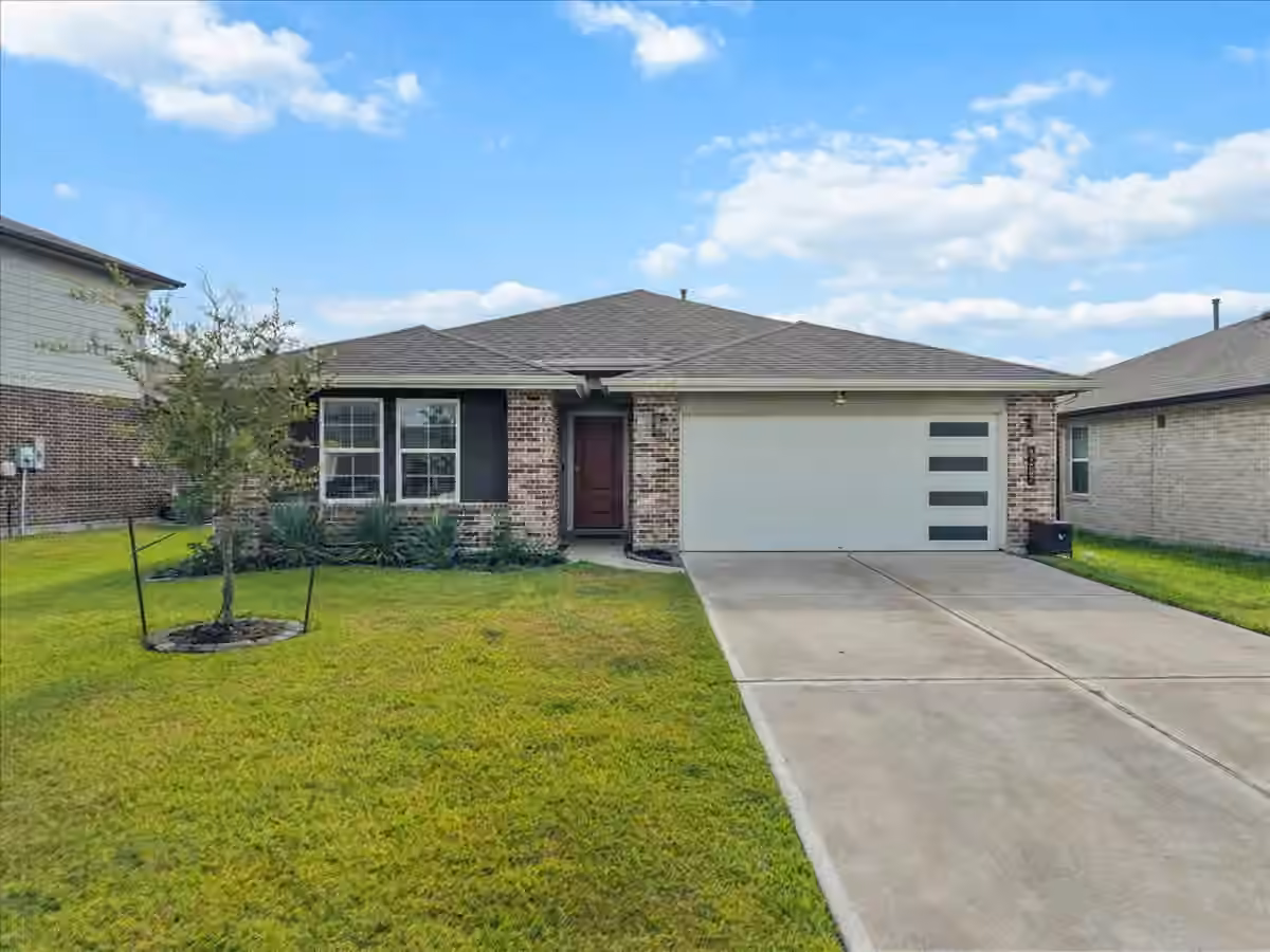 Photo 3 of 8207 Sugar Cane Lane, Rosharon, TX
