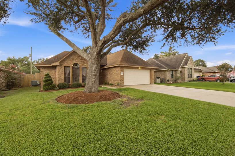 Photo 3 of 712 Manor Drive, Angleton, TX