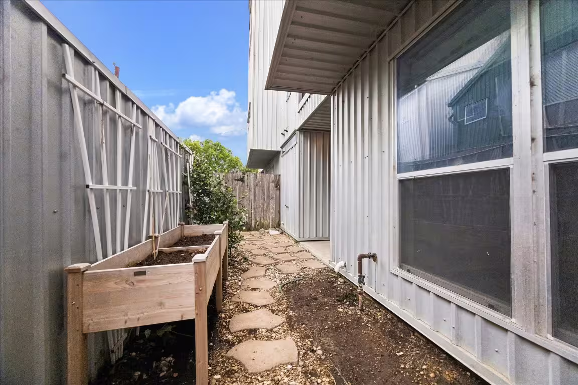 Photo 4 of 6130 Grand Boulevard, Houston, TX