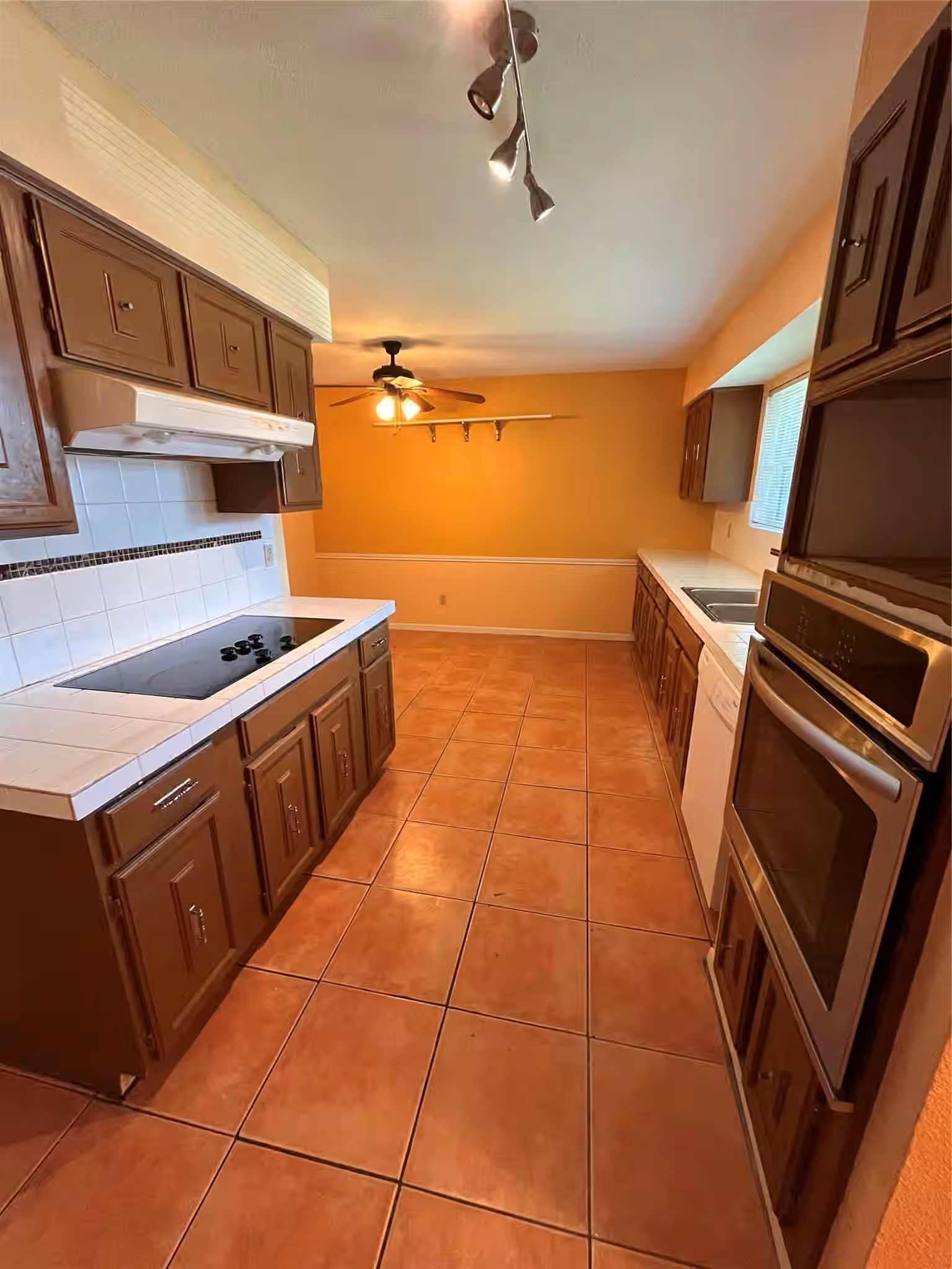 Photo 4 of 7931 Southmeadow Drive, Houston, TX