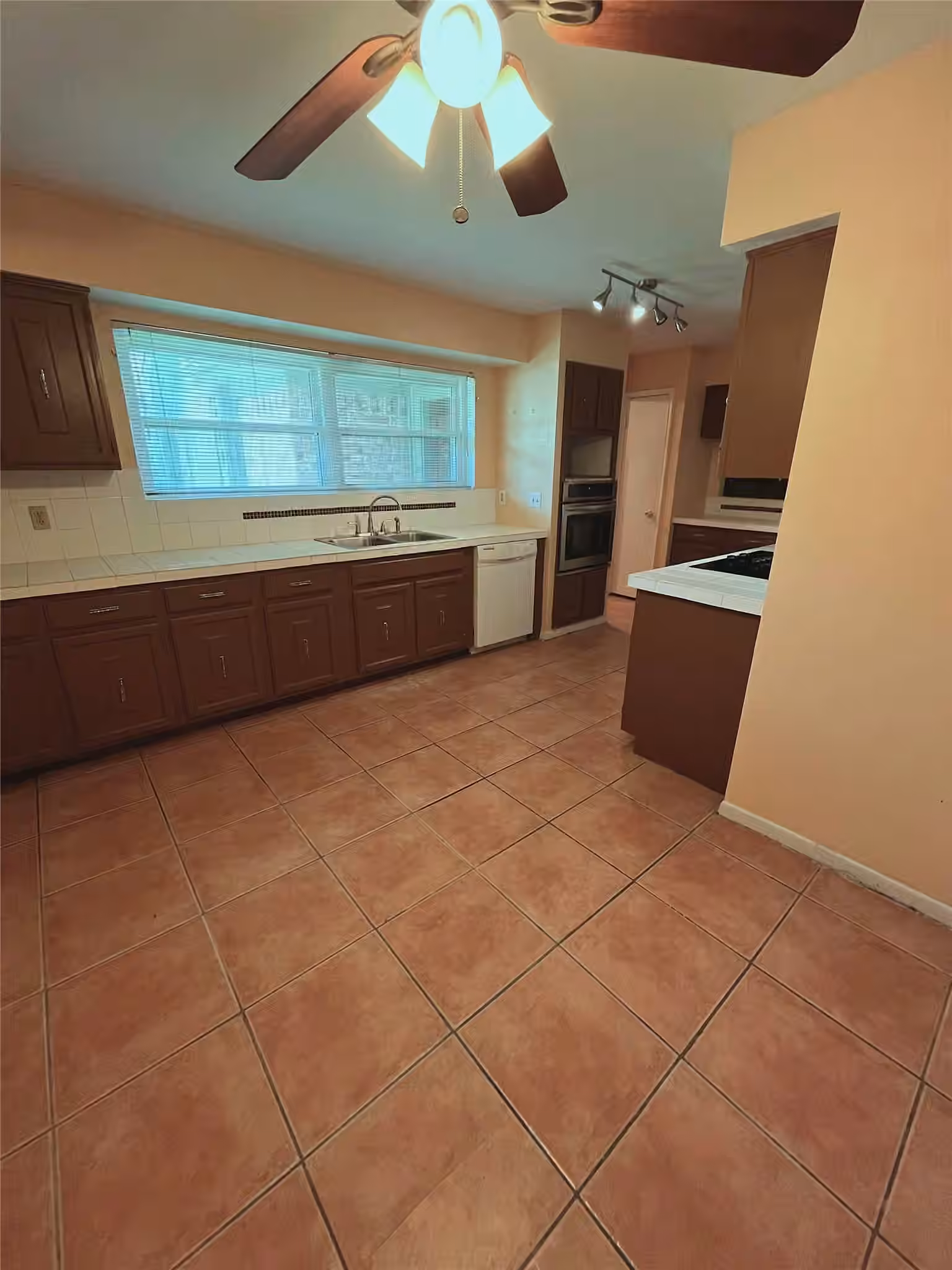Photo 5 of 7931 Southmeadow Drive, Houston, TX