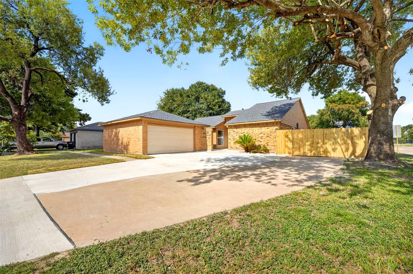 Photo 2 of 8702 Parkway Forest Drive, Houston, TX