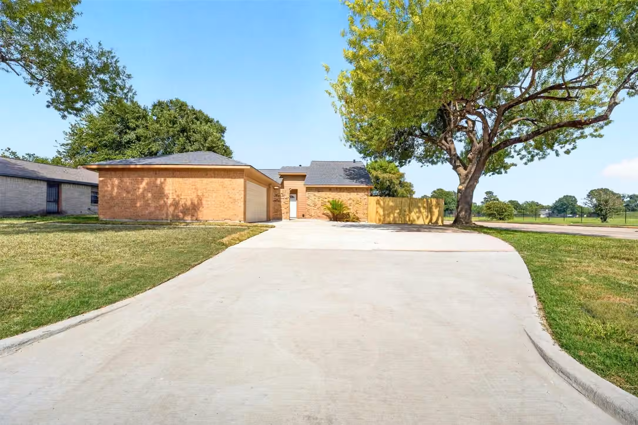 Photo 3 of 8702 Parkway Forest Drive, Houston, TX