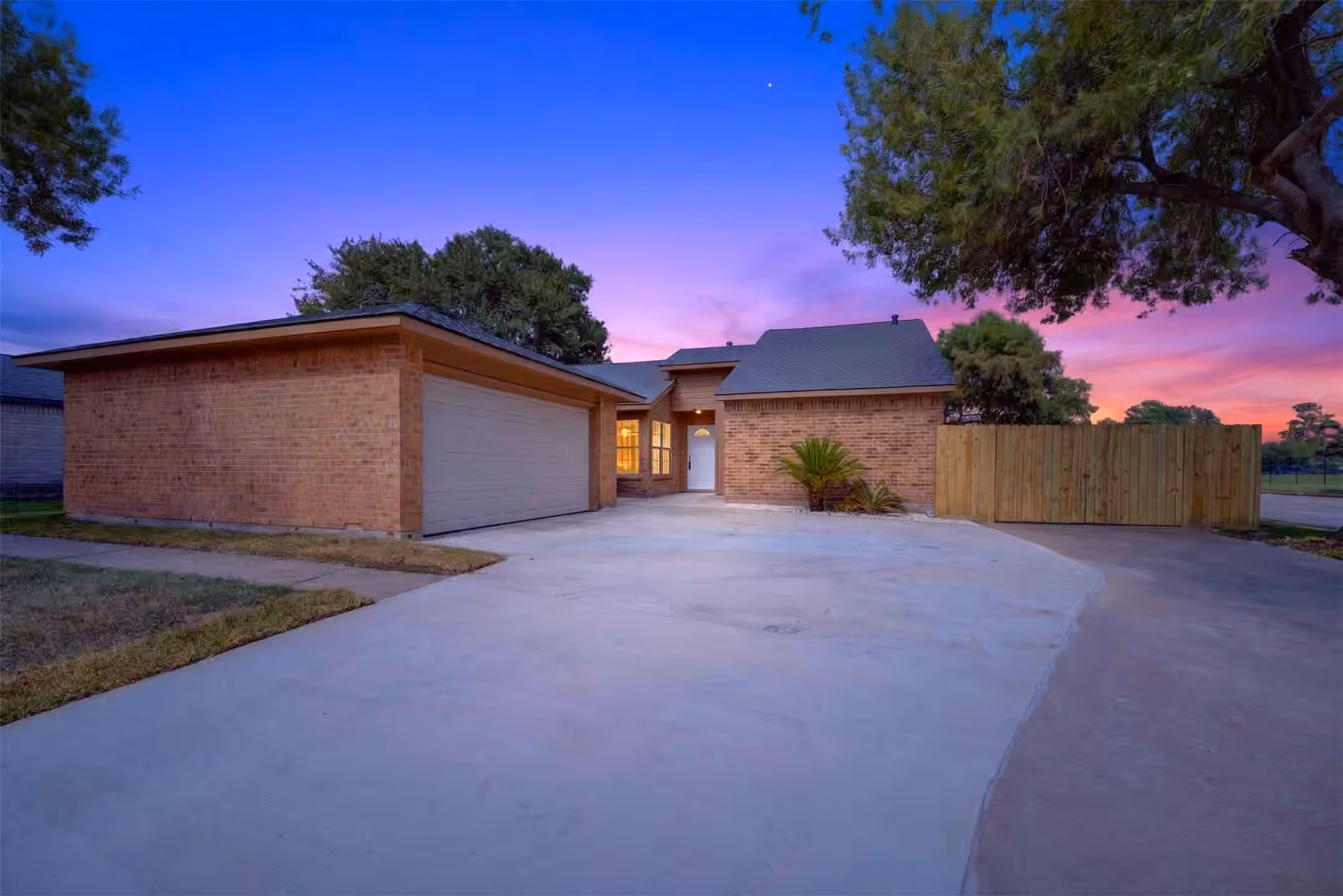 Photo 4 of 8702 Parkway Forest Drive, Houston, TX