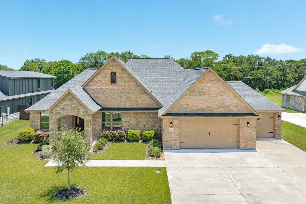 Photo of 838 Oak Ridge Drive, Angleton, TX 77515