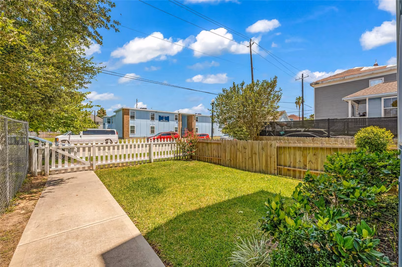 Photo 4 of 2811 Sealy Street, Galveston, TX