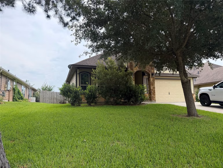 Photo 3 of 2511 Amy Lee Drive, Conroe, TX