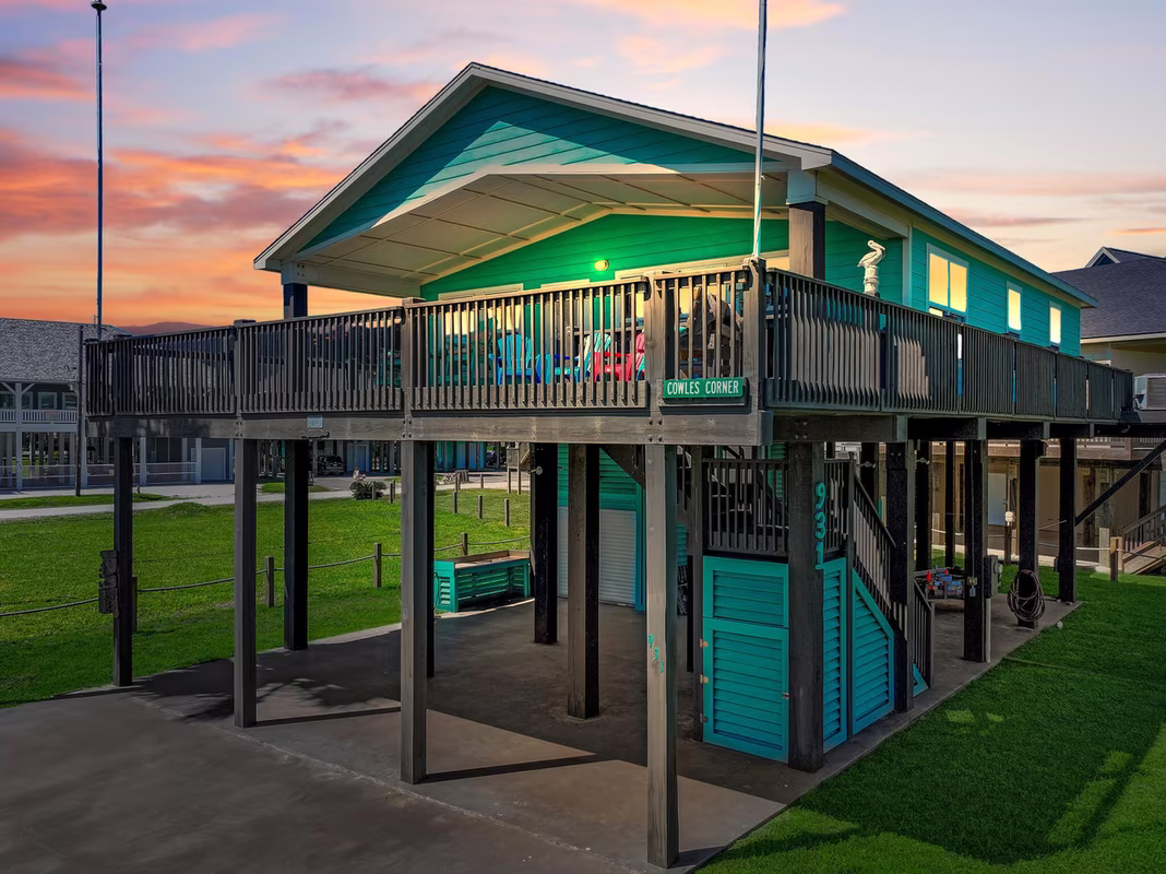 Photo of 931 S Gateway, Crystal Beach, TX 77650