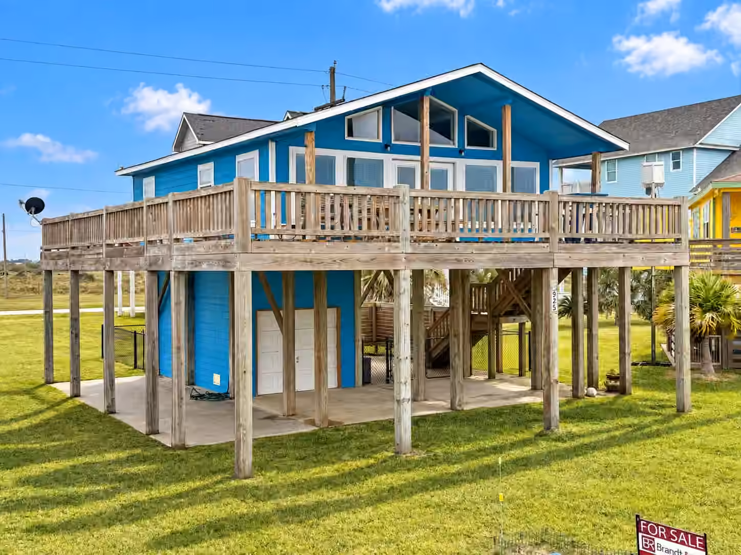 Photo 2 of 925 S Honeysuckle Drive, Crystal Beach, TX