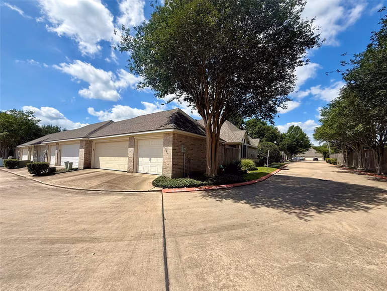 Photo 3 of 2415 Clippers Square, Houston, TX