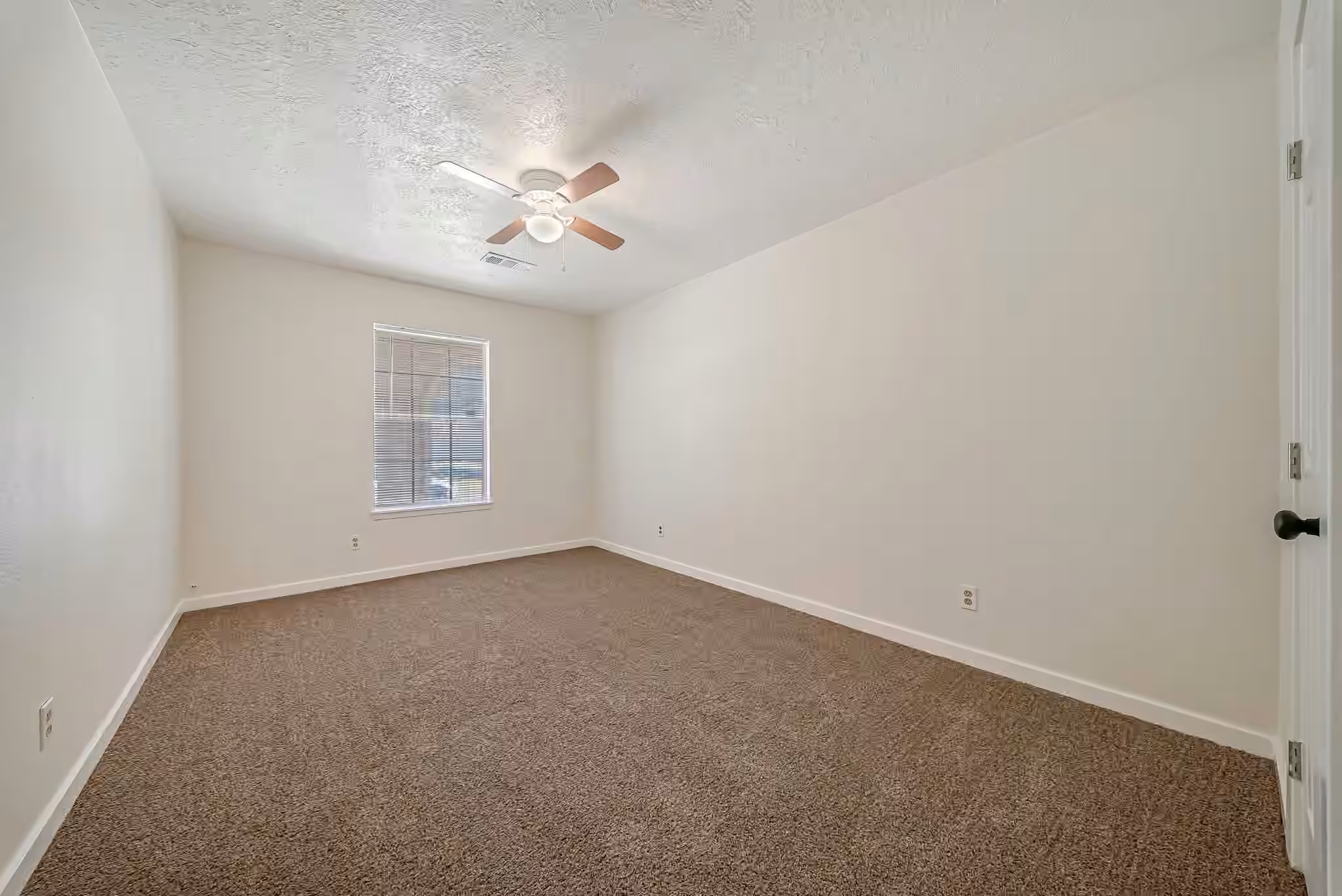 Photo 4 of 1410 Parkside Drive, Pasadena, TX