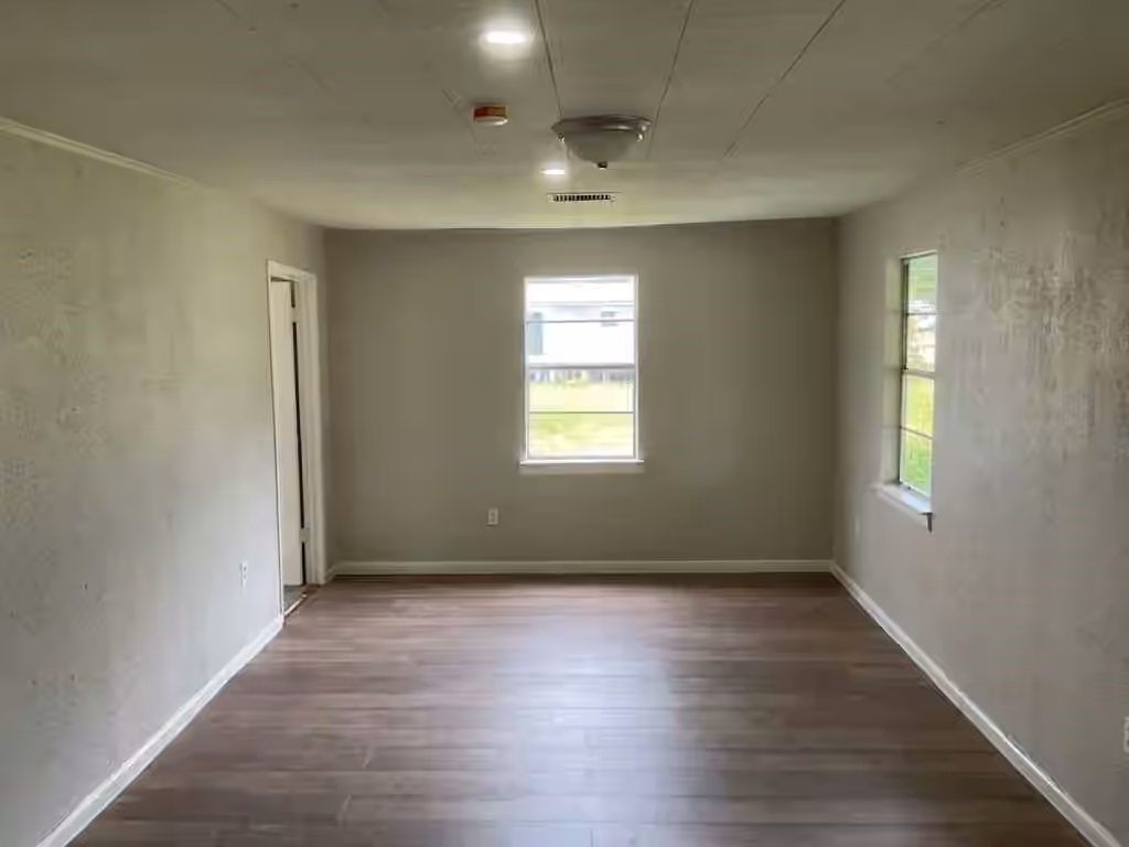 Photo 4 of 122 S Circle Drive, Liverpool, TX
