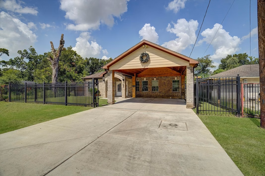Photo 3 of 8701 Lawnridge Street, Houston, TX