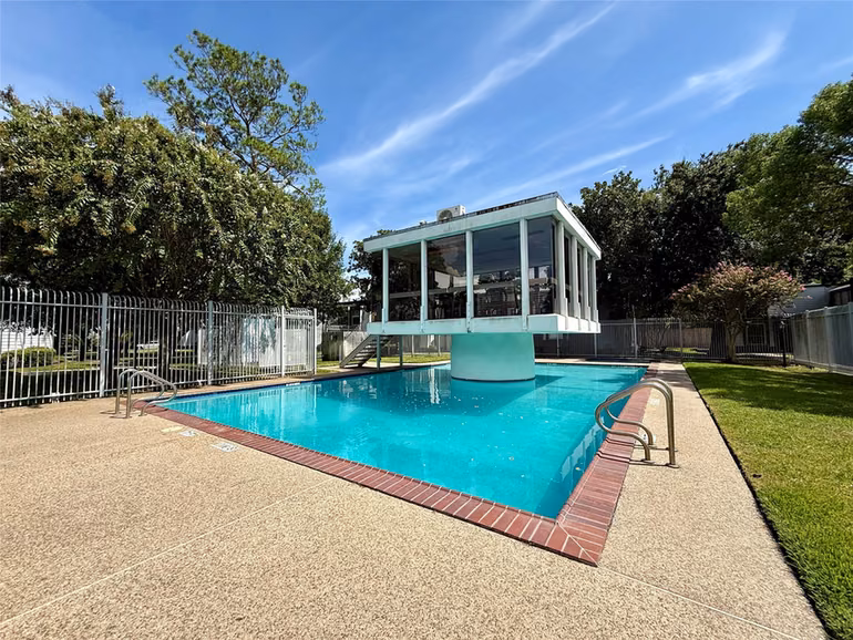Photo 3 of 10183 Beekman Place Drive, Houston, TX