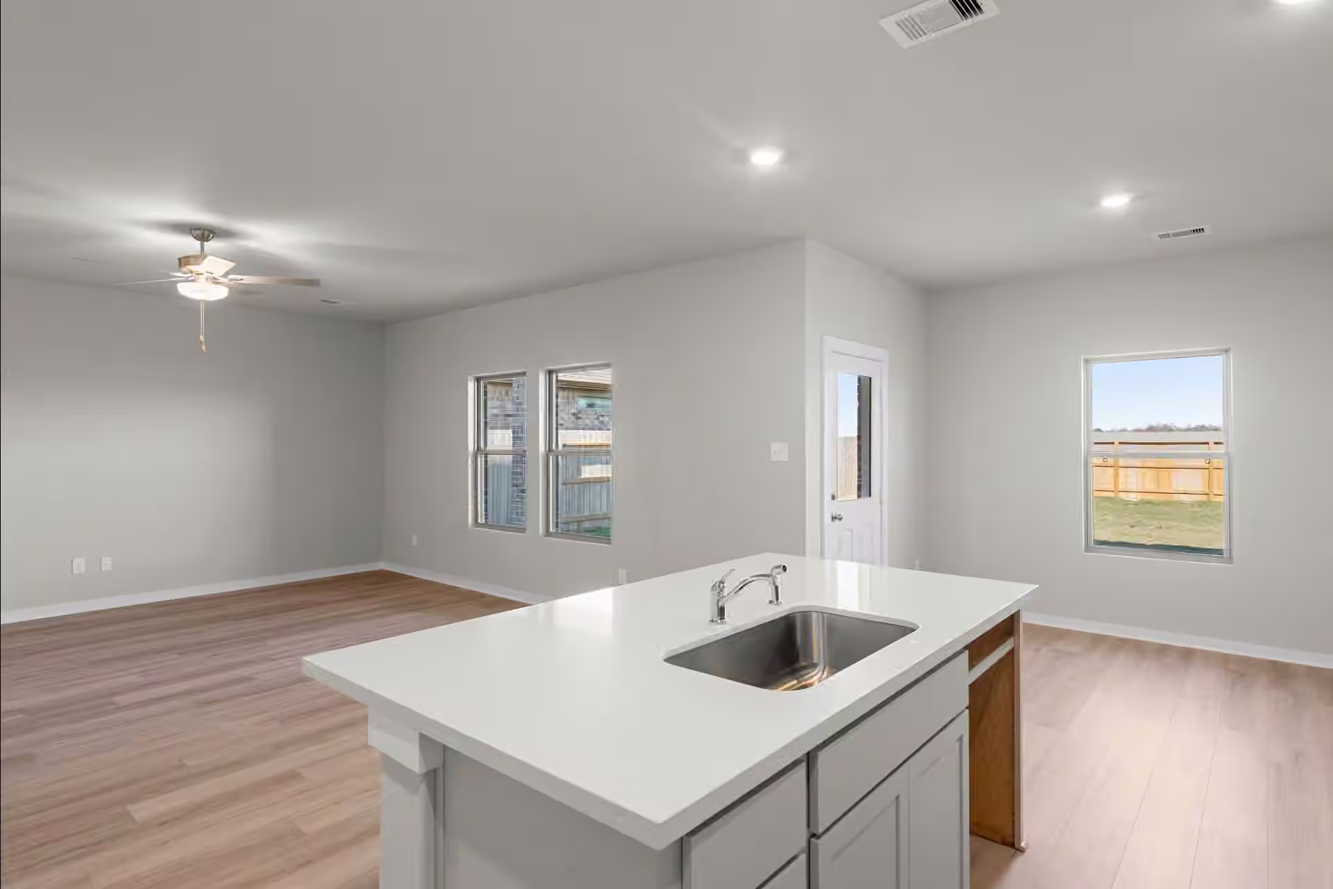 Photo 5 of 13303 Padre Bay Lane, Rosharon, TX