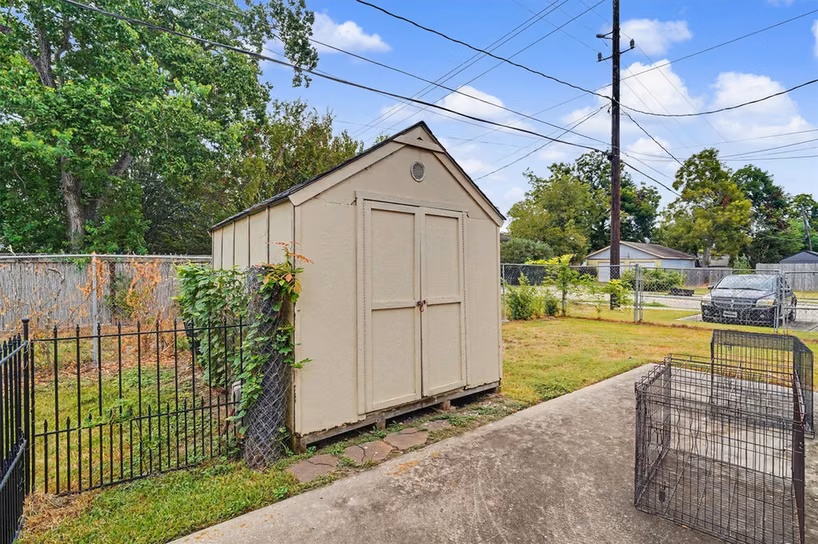 Photo 2 of 423 S 4TH STREET, La Porte, TX