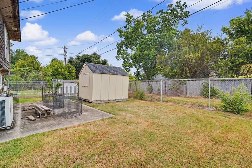 Photo 4 of 423 S 4TH STREET, La Porte, TX