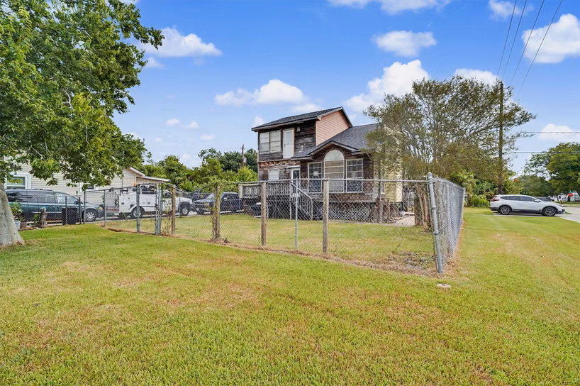 Photo 5 of 423 S 4TH STREET, La Porte, TX