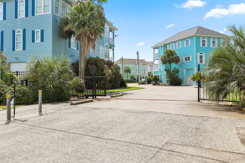 Photo 5 of 1007 Lillian Lane, Galveston, TX