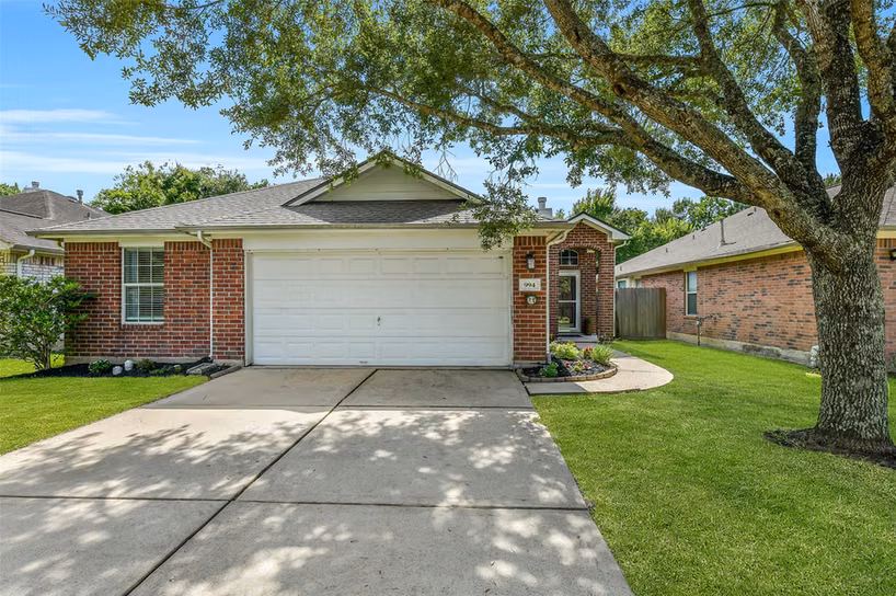 Photo 2 of 994 Jefferson Street, Alvin, TX