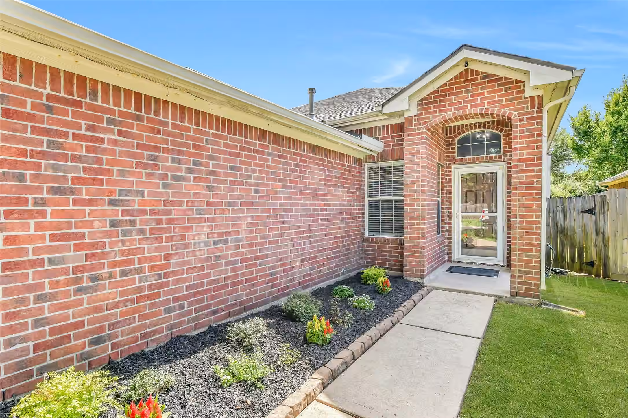 Photo 4 of 994 Jefferson Street, Alvin, TX