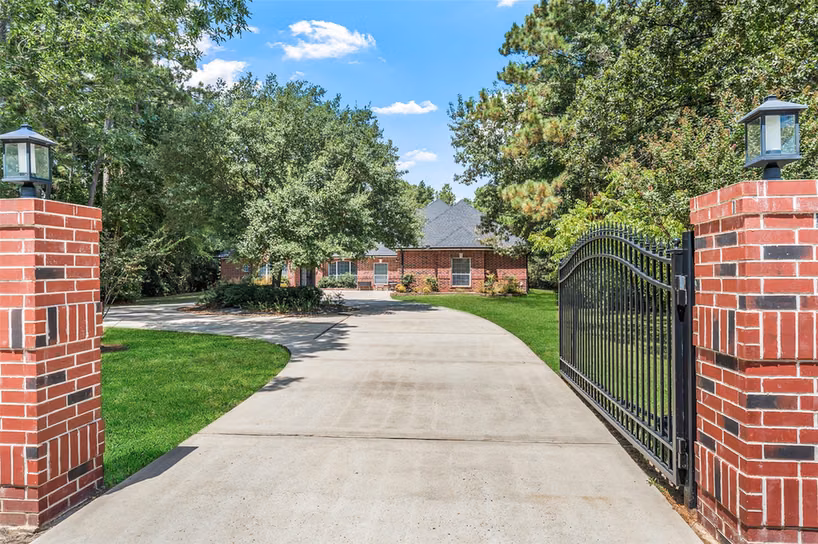 Photo 2 of 12418 Longmire Way, Conroe, TX