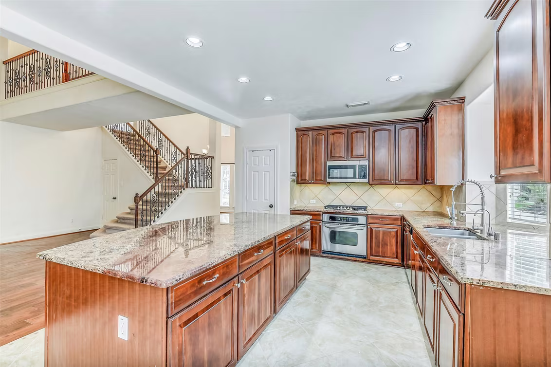 Photo 7 of 6418 Oakmont Creek Drive, Spring, TX