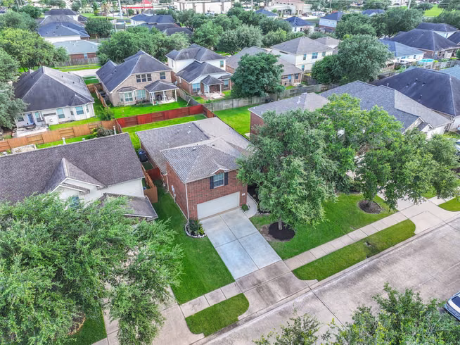 Photo 2 of 11304 Morning Brook Drive, Pearland, TX