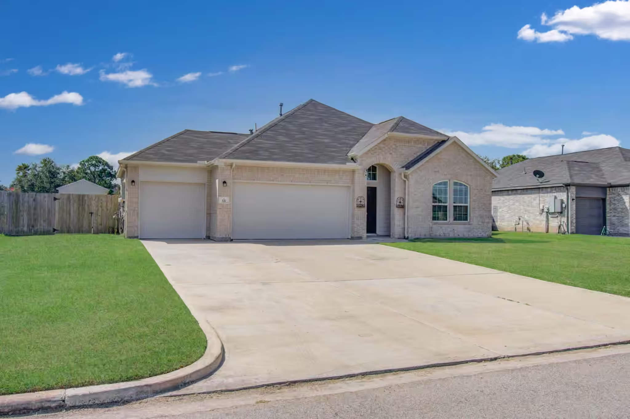 Photo 3 of 537 Green Meadows Drive, West Columbia, TX