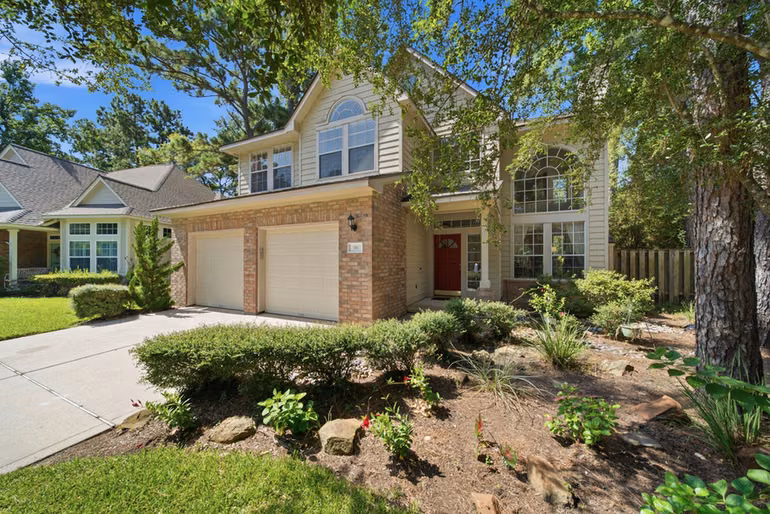 Photo of 96 E Lakeridge Drive, The Woodlands, TX 77381