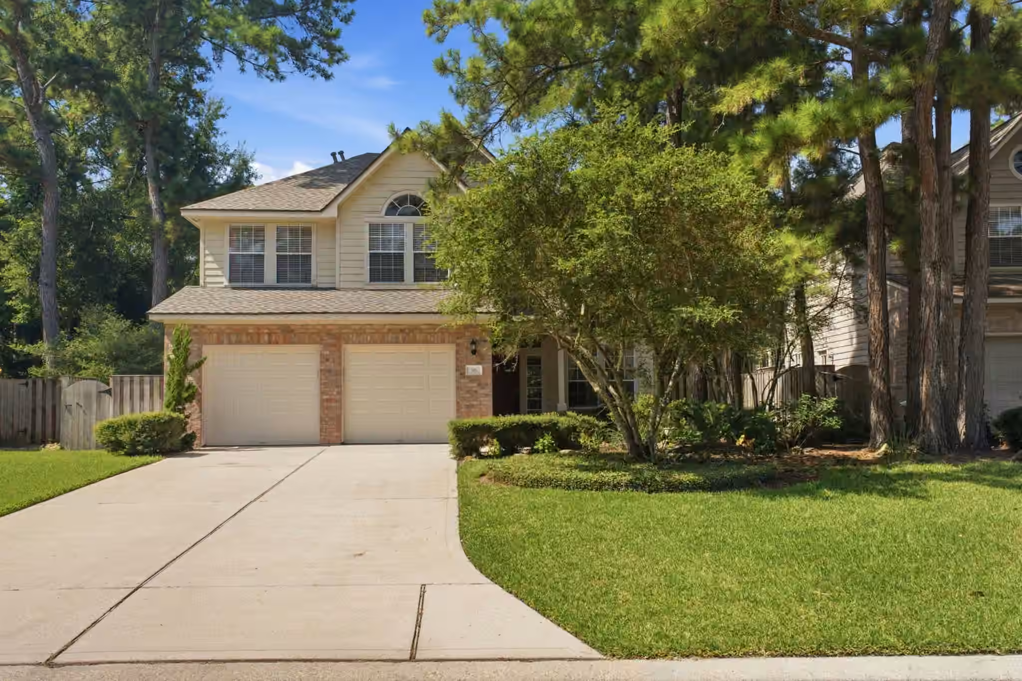 Photo 2 of 96 E Lakeridge Drive, The Woodlands, TX
