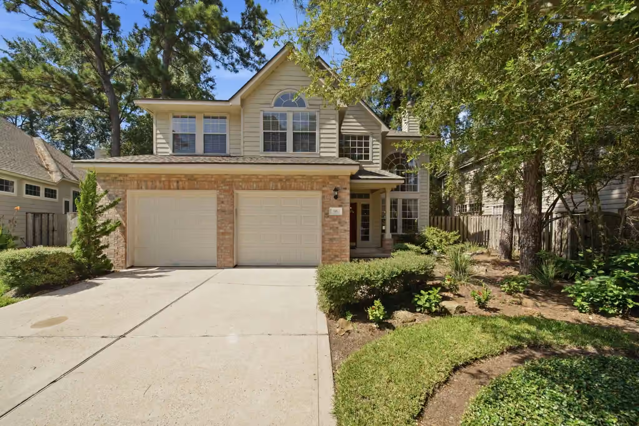 Photo 3 of 96 E Lakeridge Drive, The Woodlands, TX