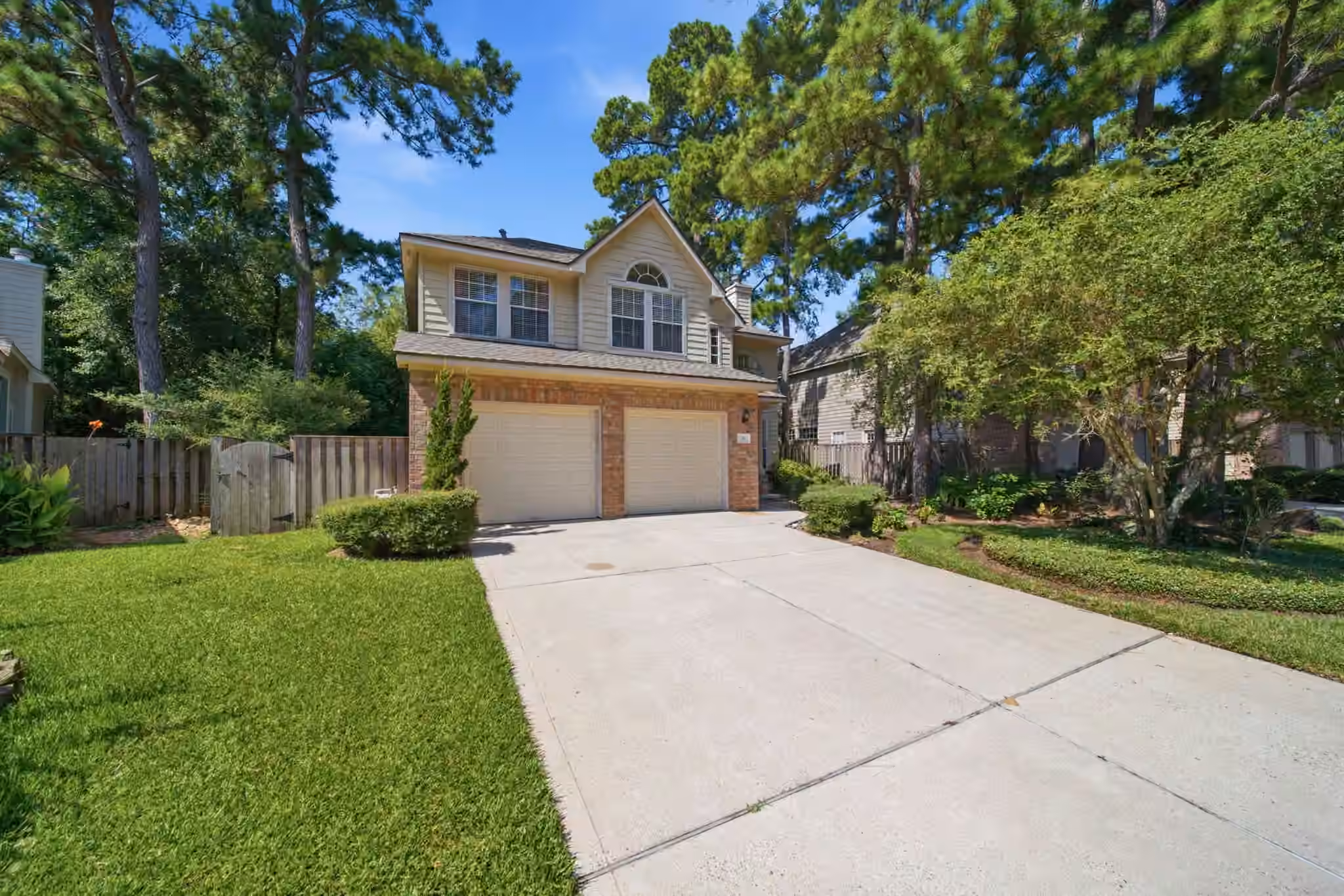 Photo 4 of 96 E Lakeridge Drive, The Woodlands, TX